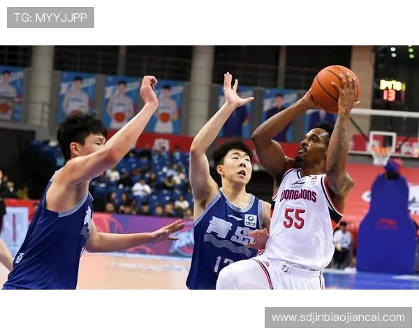 CBA激战广州队迎战青岛队双方全力争胜展现篮球魅力与团队精神