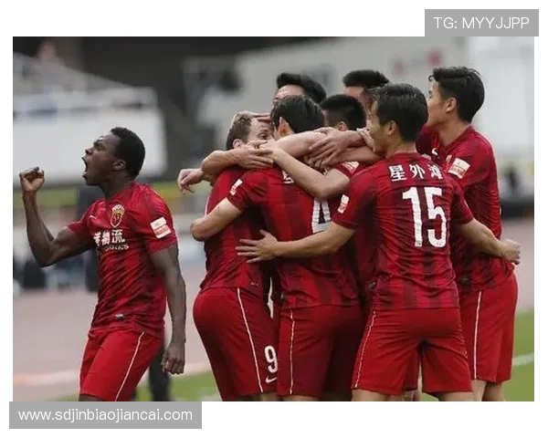 南建业迎战上海上港争夺中超联赛关键三分的精彩对决