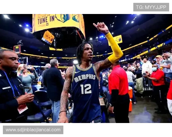 灰熊与雷霆季后赛第五场激战回顾球迷热情高涨的精彩瞬间 灰熊与雷霆季后赛第五场激战回顾球迷热情高涨的精彩瞬间