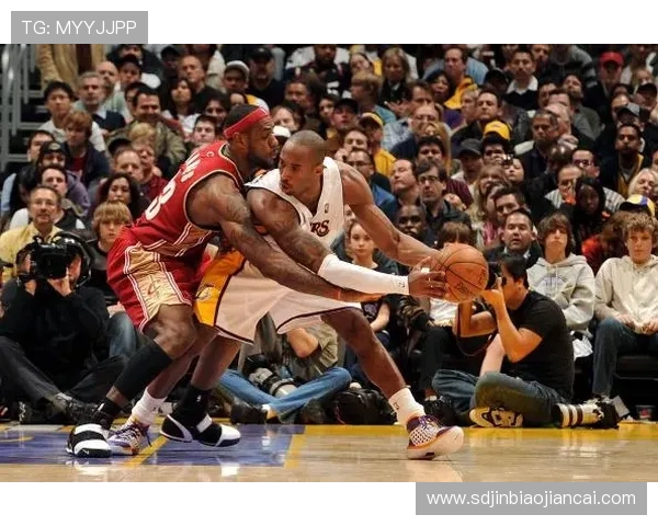 科比与詹姆斯的巅峰对决：篮球历史上的传奇之战与时代交锋